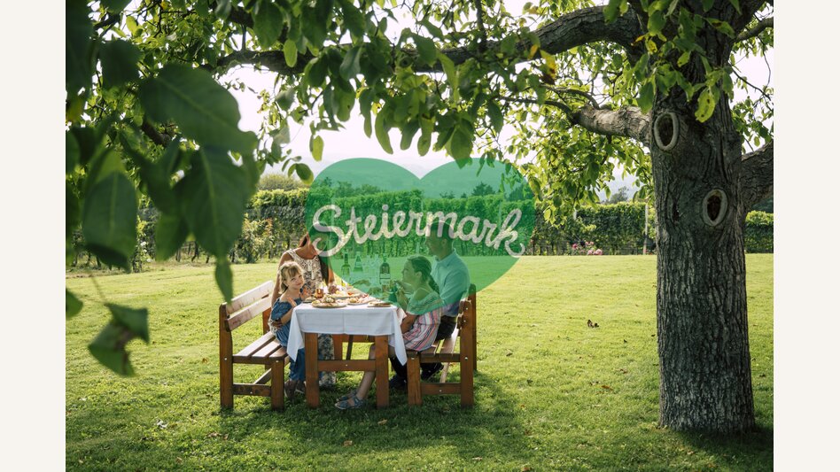 Family is dining under a walnut tree in Eastern Styria | © Steiermark Tourismus | Bernhard Bergmann