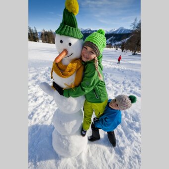 Steiermark-Schneemann wächst gegen den Himmel | © STG | Tom Lamm | Nur für Pressezwecke!