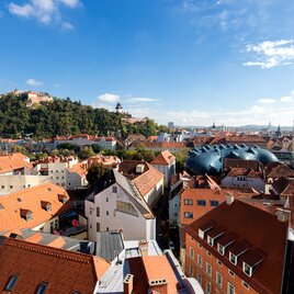 Dächerlandschaft von Graz mit Schlossberg