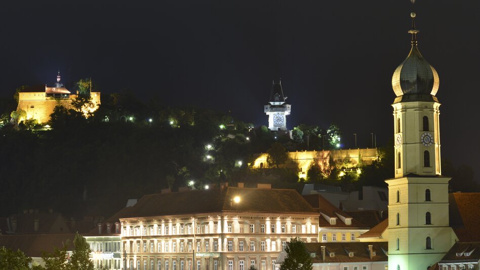 Graz bei Nacht mit Franziskanerkirche, Uhrturm und Bastei