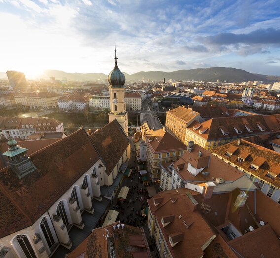 Dächerlandschaft von Graz mit Franziskanerkirche | © STG | Harry Schiffer