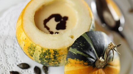 Pumpkin cream soup in pumpkin | © Steiermark Tourismus | Atelier Jungwirth I Bernhard Bergmann