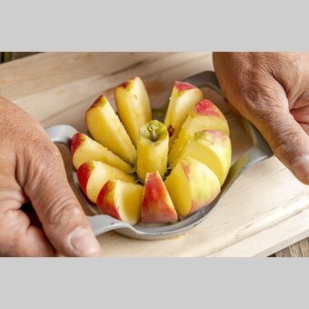Splitting an apple | © Steiermark Tourismus | www.johannesgeyer.com