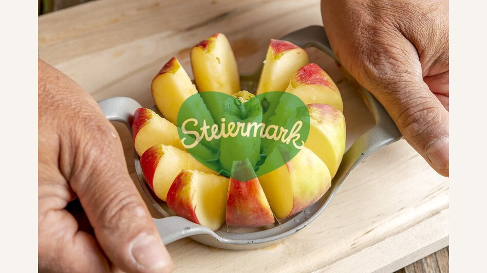 Splitting an apple | © Steiermark Tourismus | www.johannesgeyer.com