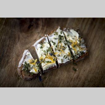 The culinary Styria: bread with butter, herbs and  | © Steiermark Tourismus | Tom Lamm