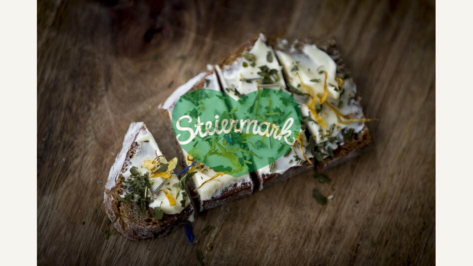 The culinary Styria: bread with butter, herbs and  | © Steiermark Tourismus | Tom Lamm