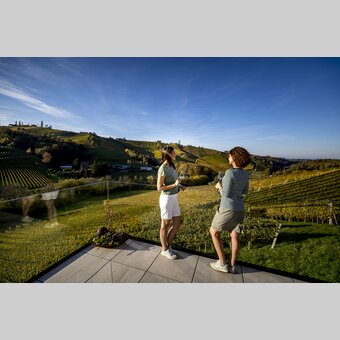 Enjoying wine and landscape: Weinschmiede 18, Gamltz | © Steiermark Tourismus | Tom Lamm