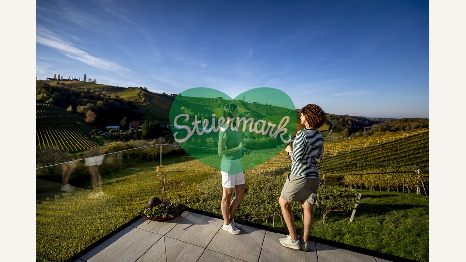 Enjoying wine and landscape: Weinschmiede 18, Gamltz | © Steiermark Tourismus | Tom Lamm