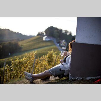 Stop at a Buschenschank during the Styrian Wine Country Cycling Tour: Adam at Schererkogl, Gamlitz | © Steiermark Tourismus | Tom Lamm