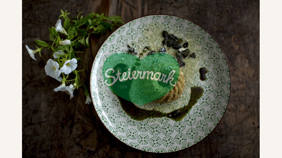 The culinary Styria: ring cakes with pumpkin seed oil | © Steiermark Tourismus | Tom Lamm