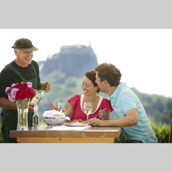Weinwandern mit Blick auf die Riegersburg | © Weinland Steiermark | Harald Eisenberger | Nur für Weinland-Nutzung 