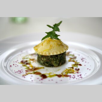 samosa filled with blood sausage on salat | © Steiermark Tourismus | Harry Schiffer