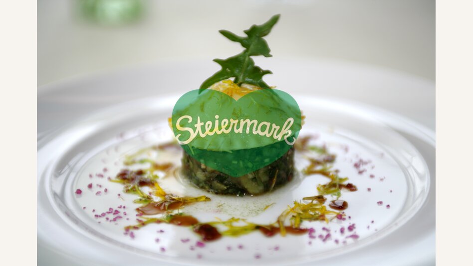 samosa filled with blood sausage on salat | © Steiermark Tourismus | Harry Schiffer
