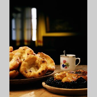 Woazene Krapfen mit Schwarzbeerröster und Häferlkaffee | © STG | Atelier Jungwirth, Christian Jungwirth