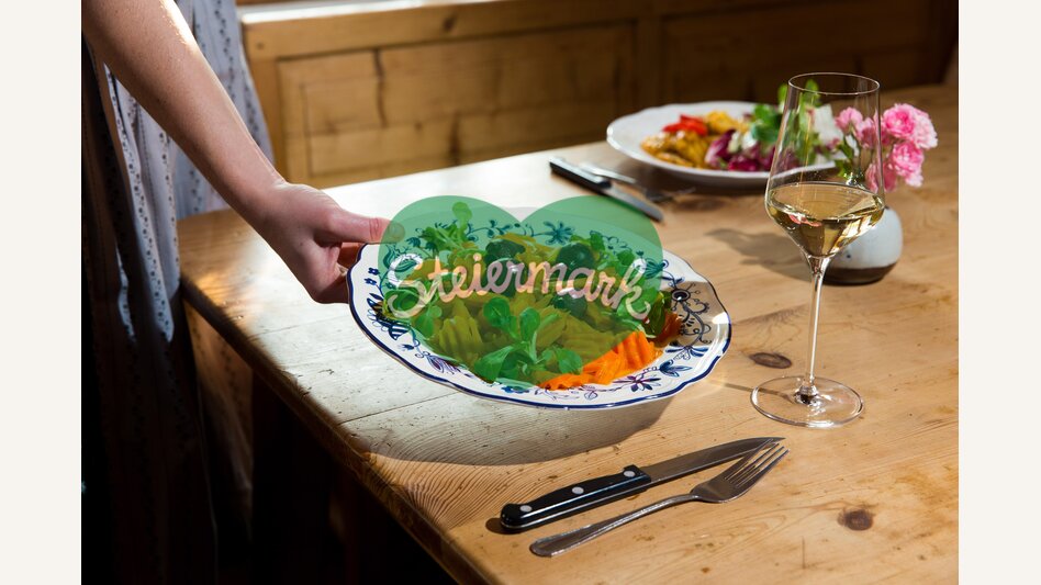 Vegane Buschenschankjause: Rotweinschalotten auf süß-würzigen Karotten im Weingut Kögl (Südsteiermark) | © STG | Harry Schiffer