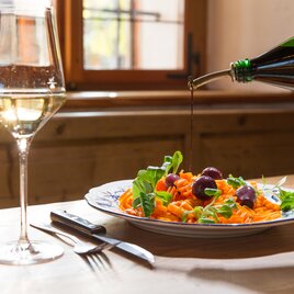 Vegane Buschenschankjause: Rotweinschalotten auf süß-würzigen Karotten im Weingut Kögl (Südsteiermark)