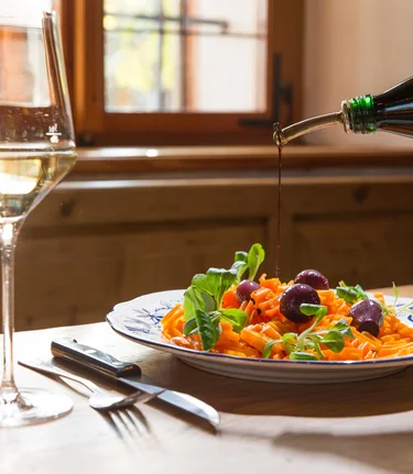 Vegane Buschenschankjause: Rotweinschalotten auf süß-würzigen Karotten im Weingut Kögl (Südsteiermark) | © STG | Harry Schiffer