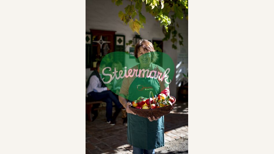 Fruit grower Josefa Wilhelm and her pride and joy: apples from her farm at the Styrian apple route, close to Puch/Weiz | © Steiermark Tourismus | Tom Lamm