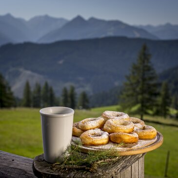 Bauernkrapfen mit Buttermilch, Walcheralm, Ramsau am Dachstein 