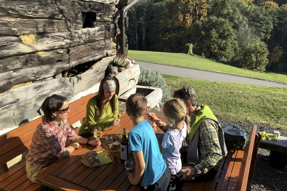 Jausnen auf der Wanderroute "Vom Gletscher zum Wein" beim alten Kellerstöckl in Klöch | © STG | Eva Pommer