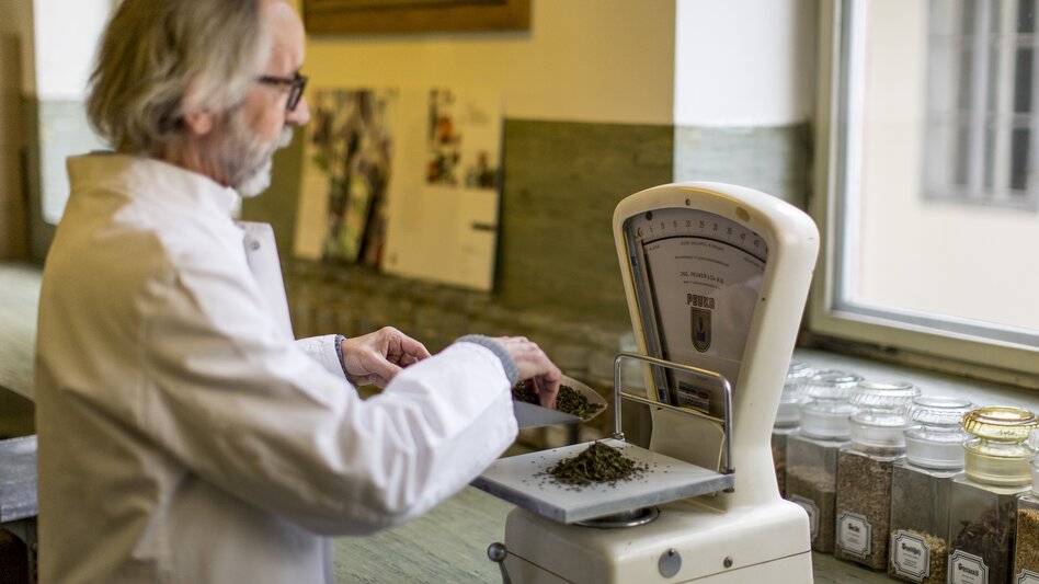 Cajetan Arzberger mit den Likören seiner Likörmanufaktur in Mariazell