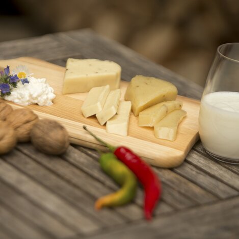Murtaler Steirerkäs mit Hüttenkäse, Nüssen und einem Glas Milch | © STG | Bernhard Loder