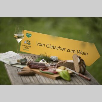 Biological bread from Ramsau, sausages from the region Gesäuse, Murtaler Steirerkäs, Southstyrian wine. The hiking route "From the glacier to the wine" stimulates the appetite. | © Steiermark Tourismus | Bernhard Loder