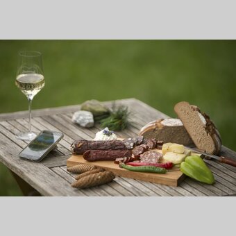 Biological bread from Ramsau, sausages from the region Gesäuse, Murtaler Steirerkäs, Southstyrian wine. The hiking route "From the glacier to the wine" stimulates the appetite. | © Steiermark Tourismus | Bernhard Loder