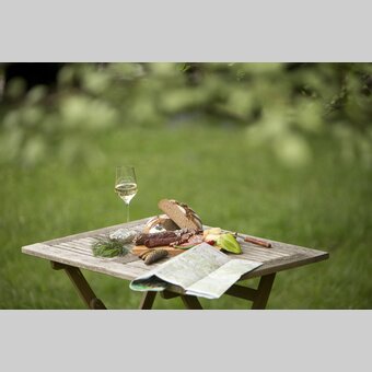 Biological bread from Ramsau, sausages from the region Gesäuse, Murtaler Steirerkäs, Southstyrian wine. The hiking route "From the glacier to the wine" stimulates the appetite. | © Steiermark Tourismus | Bernhard Loder