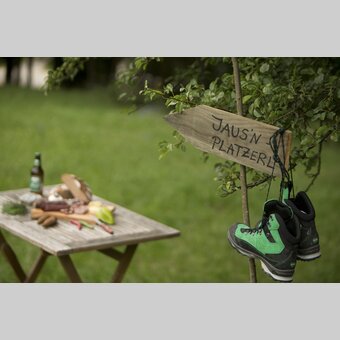 Biological bread from Ramsau, sausages from the region Gesäuse, Murtaler Steirerkäs, beer from Schladming. The hiking route "From the glacier to the wine" stimulates the appetite. | © Steiermark Tourismus | Bernhard Loder