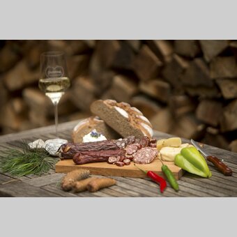 Biological bread from Ramsau, sausages from the region Gesäuse, Murtaler Steirerkäs and South-Sytrian wine.  The hiking route "From the glacier to the wine" stimulates the appetite and thirst. | © Steiermark Tourismus | Bernhard Loder