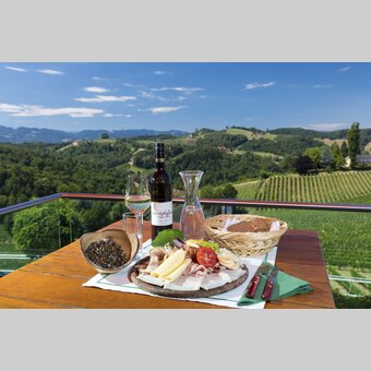 Snack with a view: "Brettljause" with wine in Styria (Weinrefugium Brolli) | © Steiermark Tourismus | Harry Schiffer