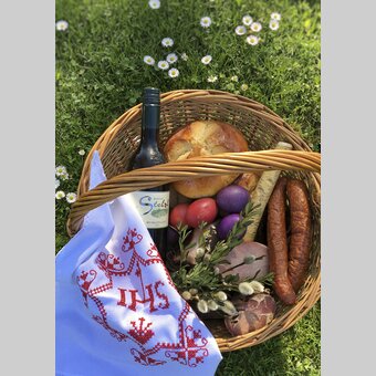 der traditionelle Osterkorb: mit Osterfleisch, Eiern, Kren (Meerrettich), Wein und Palmbuschen | © STG | Amra Candic