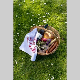 der Weihkorb zu Ostern: mit Osterbrot/Pinze, Geselchtem, Würstel, Ostereiern, Kren (Meerrettich), Salz, Wein, Palmbuschen,... | © STG | Tom Lamm