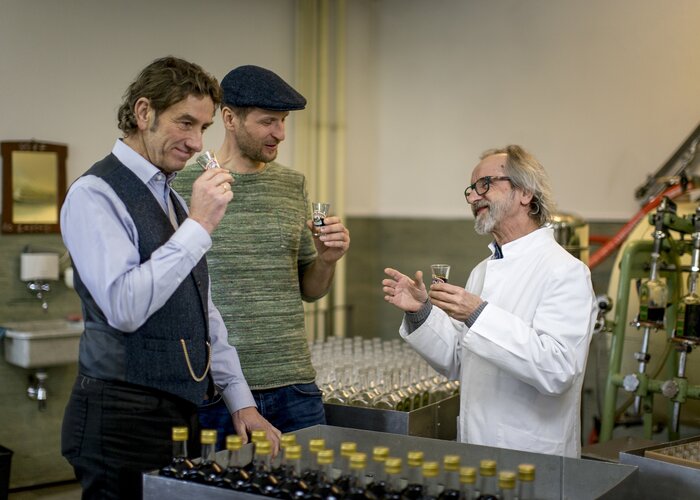 tasting of the Mariazeller stomach liqueur with Cajetan Arzberger (right) at the Likörmanufaktur at Mariazell  | © Steiermark Tourismus | Tom Lamm