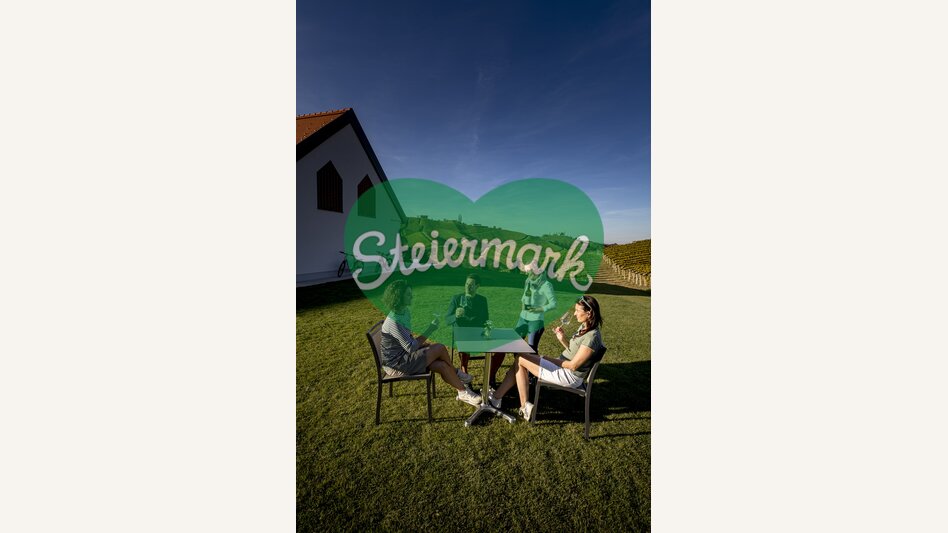Stop during the Styrian Wine Country Cycling Tour at the Weinschmiede 18, with host Bettina Strauß, Gamlitz | © Steiermark Tourismus | Tom Lamm