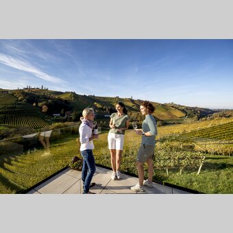 Enjoy wine and landscape: Weinschmiede 18 with host Bettina Strauss, Gamlitz | © Steiermark Tourismus | Tom Lamm