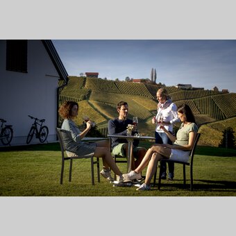 Stop during the Styrian Wine Country Cycling Tour at the Weinschmiede 18, with host Bettina Strauß, Gamlitz | © Steiermark Tourismus | Tom Lamm