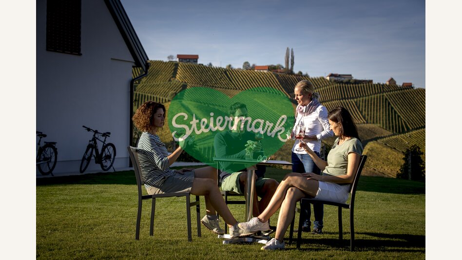 Stop during the Styrian Wine Country Cycling Tour at the Weinschmiede 18, with host Bettina Strauß, Gamlitz | © Steiermark Tourismus | Tom Lamm