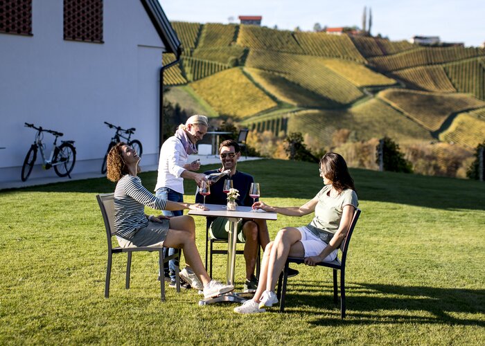 Einkehr auf der Weinland Steiermark Radtour bei der Weinschmiede 18 in Gamlitz | © Steiermark Tourismus | Tom Lamm