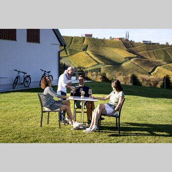 Stop during the Styrian Wine Country Cycling Tour at the Weinschmiede 18 in Gamlitz | © Steiermark Tourismus | Tom Lamm