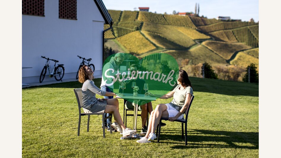 Stop during the Styrian Wine Country Cycling Tour at the Weinschmiede 18 in Gamlitz | © Steiermark Tourismus | Tom Lamm