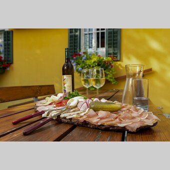 Brettljause (snack) at the Buschenschank (wine tavern) | © Steiermark Tourismus | Harry Schiffer