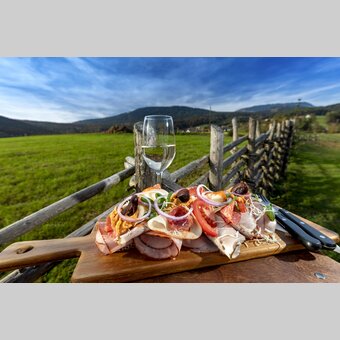 Brettljause (snack) at the alp | © Steiermark Tourismus | Harry Schiffer