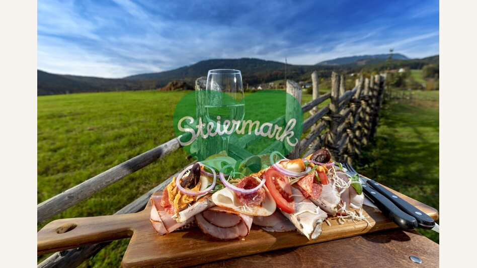 Brettljause (snack) at the alp | © Steiermark Tourismus | Harry Schiffer