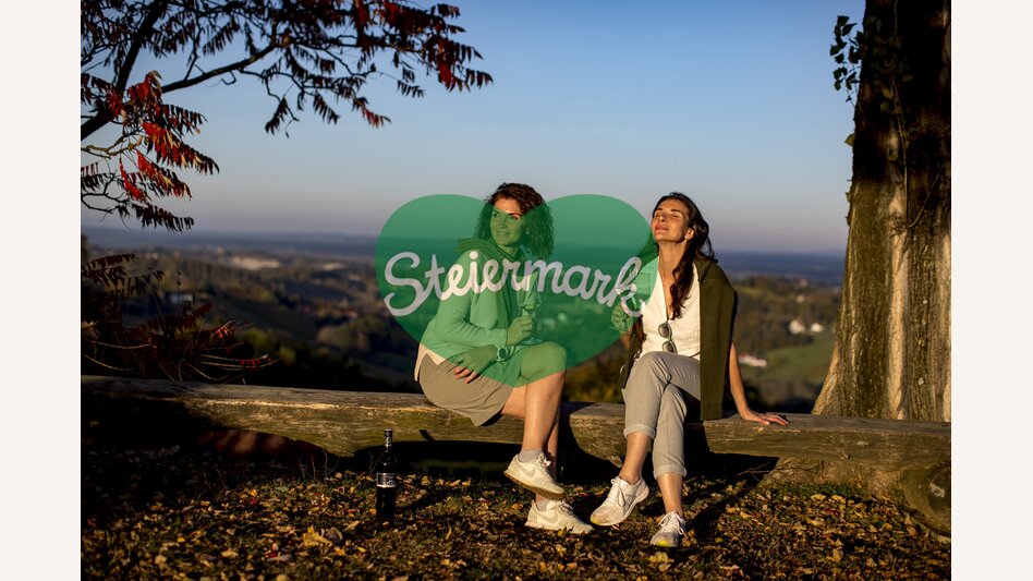 Break at the Buschenschank during the Styrian Wine Country Cycling tour: Adam am Schererkogl, Gamlitz | © Steiermark Tourismus | Tom Lamm