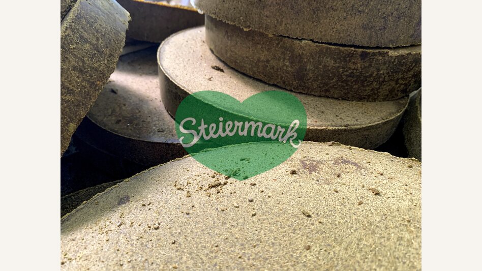 Oil cake at the Kernölmühle Hartlieb in Heimschuh: Styrian Wine Country Cycling Tour | © Steiermark Tourismus | Martin Kubanek