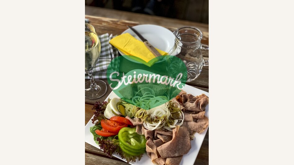 cold beef salad with onions, panorama cycling route South Styrian Wine road | © Steiermark Tourismus | Klein