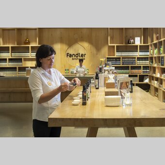 Oil-tasting at the oil mill Fandler in Pöllau | © Steiermark Tourismus | www.johannesgeyer.com