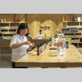 Oil-tasting at the oil mill Fandler in Pöllau | © Steiermark Tourismus | www.johannesgeyer.com